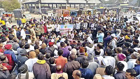 Fall in onion prices, Lasalgaon farmers closed the auction