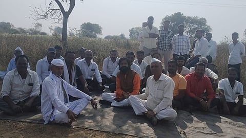 उपोषणास बसलेले टूणकी ग्रामस्थ