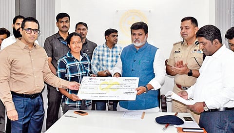 Guardian Minister distributes cheques worth Rs 67 lakh 35 thousand 545