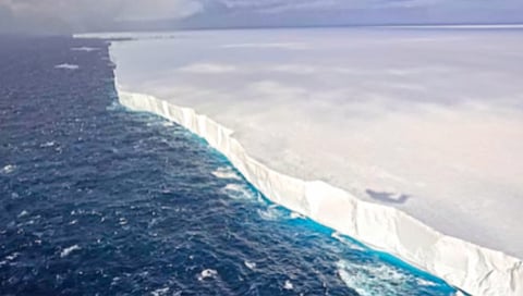 world's largest iceberg to collide with island