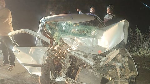 केजमध्ये दोन कारची समोरासमोर धडक होऊन झालेल्या अपघातात दोघांचा जागीच मृत्यू झाला