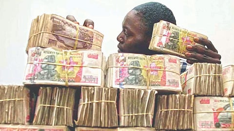 जगातील एकमेव असा ‘देश’, जिथे नोटा रद्दीप्रमाणे घेतात वजनावर!