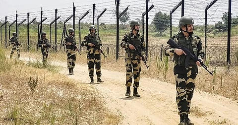 भारत-बांगलादेश सीमेची एकूण लांबी ४०९६.७ किलोमीटर इतकी असून त्यापैकी ३२३२.२१८ किलोमीटर क्षेत्रावर कुंपण घालण्यात आले आहे.