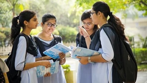 Scholarship: हुशार विद्यार्थ्यांना मिळणार साडेसात हजार