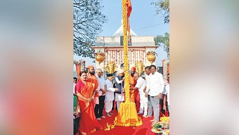 सांगली : कृष्णामाई महोत्सवाचे उद्घाटन धर्मध्वजारोहण करून करण्यात आले.