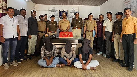 जळगाव | रेल्वेत प्रवाशांच्या पर्स चोरणारे जाळ्यात, संशयितांकडून 18 लाखांचा ऐवज जप्त