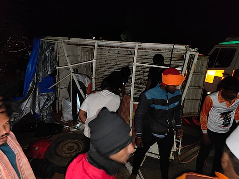 Accident Dharkara's pickup truck; 17 injured