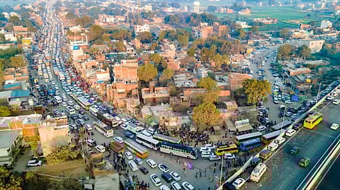 प्रयागराजकडे जाणाऱ्या रस्त्यांवर वाहनांच्या रांगा लागल्या आहेत.