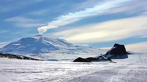 ‘या’ ज्वालामुखीतून बाहेर पडते सोन्याची धूळ