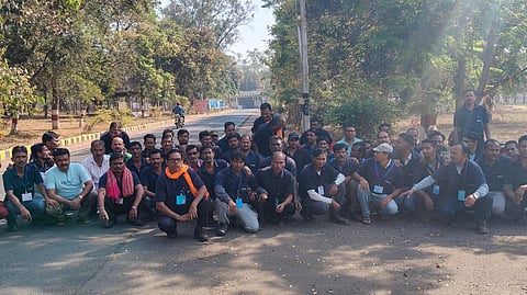 आयुध निर्माणीसमोर कामगारांचा ठिय्या