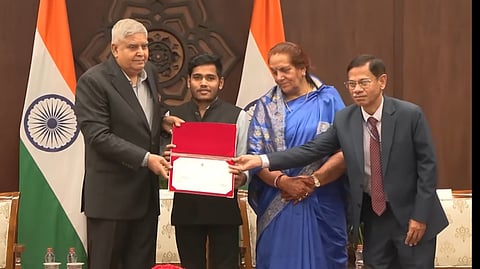 उपराष्ट्रपती जगदीश धनकड यांच्या हस्ते गणेश ढवण यांचा सत्कार करण्यात आला.