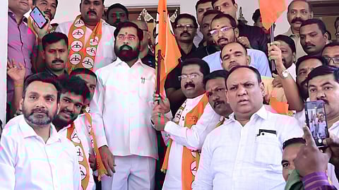 कोल्हापूर : उपमुख्यमंत्री एकनाथ शिंदे यांच्या निवसस्थानी माजी आमदार डॉ. सुजित मिणचेकर यांनी शिवसेनेत प्रवेश केला. सोबत खासदार धैर्यशील माने.