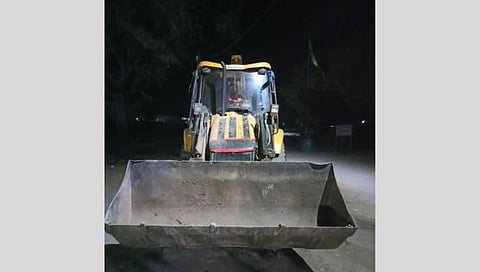 पोलिसांनी जप्त केलेले जेसीबी मशीन