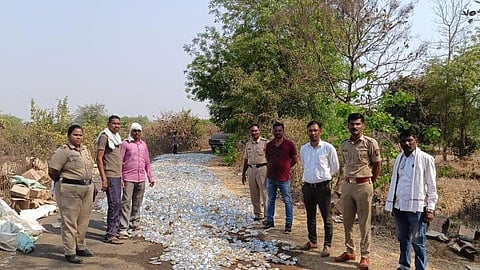 पोलिसांनी अवैध दारुसाठा नष्ट केला