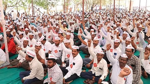 शक्तिपीठ महामार्ग विरोधी संघर्ष समितीकडून पुकारण्यात आलेले मुंबईतील आंदोलन स्थगित करण्यात आले.