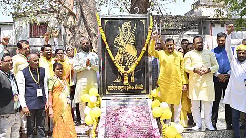 क्रांतिकारी शहीद बाबुराव शेडमाके वीर स्मारकाला मान्यवरांनी अभिवादन केले