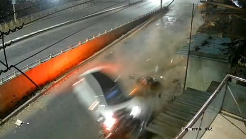 Serious car accident at Temblaiwadi flyover, multiple vehicles hit, CCTV in front