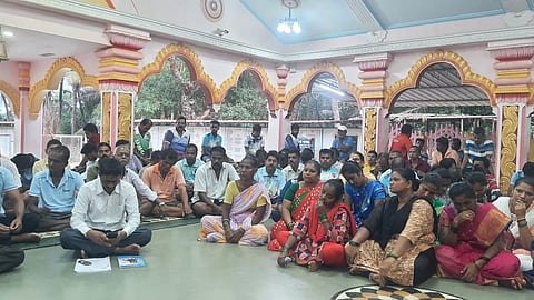 तळाशील: येथे श्रीकृष्ण मंदिरात शुक्रवारी झालेल्या ग्रामस्थांच्या बैठकीत ग्रामस्थांनी ठिय्या आंदोलन करण्याचा निर्णय घेतला आहे.