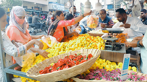 गुढीपाडव्याचे औचित्य साधत बाजारपेठात मोठी उलाढाल होत असल्याचे बघावयास मिळत आहे.
