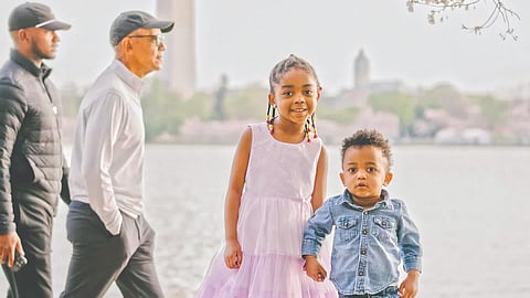 मुलांचे फोटो टिपताना फ्रेममध्ये आले चक्क ओबामा!