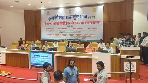 जळगाव | मुख्यमंत्री शाळा सुंदर शाळा टप्पा 2 : विजेत्या शाळांना बक्षिसांचे वितरण