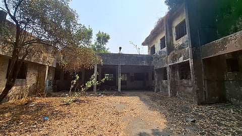 नवी मुंबई महापालिकेने कोट्यवधी रुपयांची उभारलेल्या आरोग्य केंद्राची वास्तू भयाण अवस्थेत पहायला मिळत आहे.