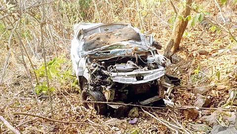car-falls-into-gorge-in-kumbharli-ghat-accident
