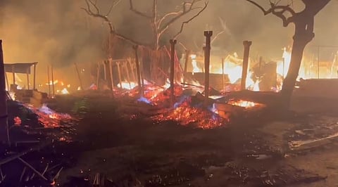 पुलगाव येथे लाकडांच्या दुकानांना आग , लाखो रुपयांचे नुकसान