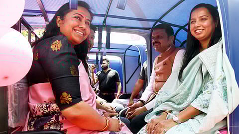 The Chief Minister travelled in a Pink-e-Rickshaw!