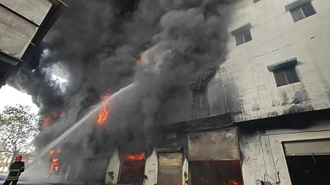 Major fire in ranahal village Bhiwandi plywood n clothing godowns caught Fire