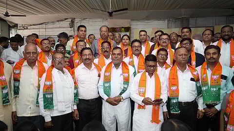 Hingna 16 sarpanch join BJP