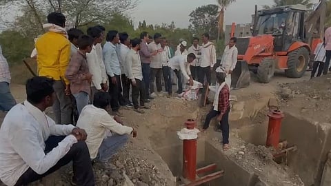 नदीवरील कॅनॉल दरवाजे उघडून शेतकऱ्यांसाठी सोडले पाणी