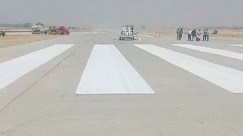 fighter planes land on ganga expressway