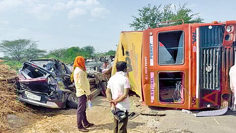 woman-killed-4-injured-in-akkalkot-tuljapur-road-accident