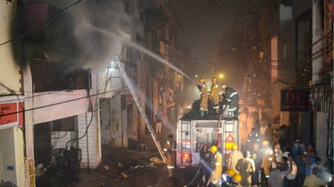 Kanpur Building Fire News : कानपूरमध्ये पाच मजली इमारतीला आग, व्यावसायिक त्याच्या पत्नीसह तीन मुलींचा जळून मृत्यू