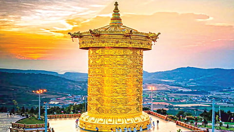 सोन्याने मढवलेले जगातील सर्वात मोठे प्रार्थना चक्र.