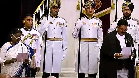 न्यायमूर्ती भूषण रामकृष्ण गवई (Justice Bhushan Gavai) यांना राष्ट्रपती द्रौपदी मुर्मू यांनी पद आणि गोपनीयतेची शपथ दिली