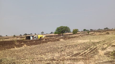 Unseasonal Rain : रोजच अवकाळी, शेती मशागतीची कामे खोळंबली, ७ जुनला पेरणी होईल का?