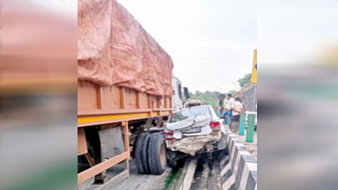Trailer crushes 6 vehicles including 4 cars on expressway