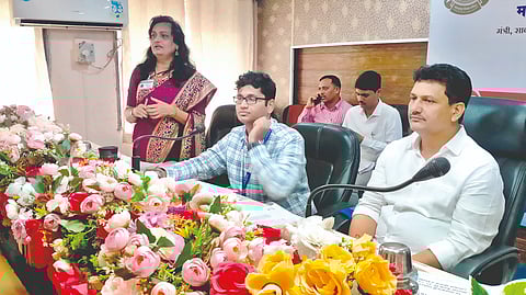 Guardian Minister Abitkar reviews all departments in Zilla Parishad