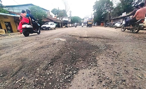 hundred-crore-roads-damaged-in-first-rain