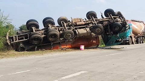येथे हायवेवर झालेल्या अपघातात पलटी झालेला ट्रक