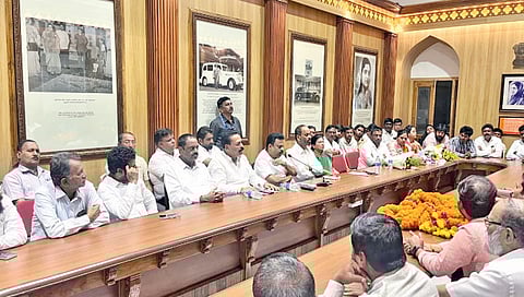 MLA Sunil Prabhu holds review meeting of office bearers of Kolhapur North, South and Karveer assembly constituencies