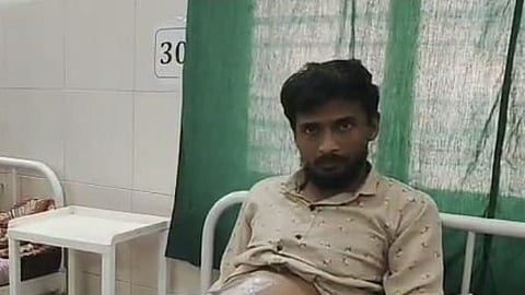 अपेंडिक्सच्या ऑपरेशन दरम्यान अताऊल्ला खानच्या पोटाची त्वचा भाजली.