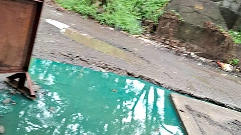 Thane | डोंबिवलीत पुन्हा केमिकल लोच्या; सार्वजनिक रस्त्यांवर निळे पाणी