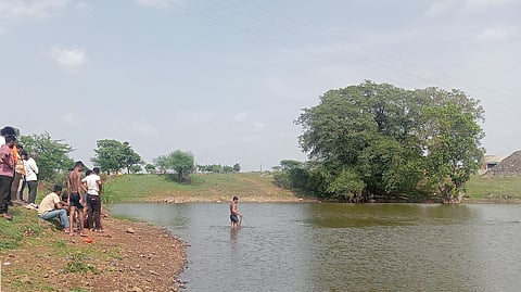 बुडालेल्या तरुणाचा मृतदेह शोधण्याचे काम सुरु होते.