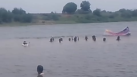 गोदावरी नदीपात्रातील जलसमाधी आंदोलन करताना शेतकरी