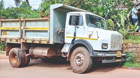 Rear wheels fall off bus