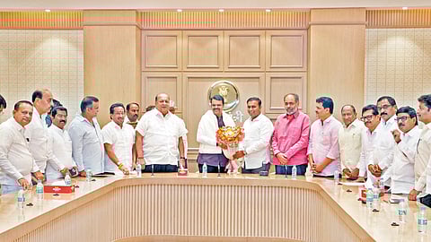 navid-mushrif-meets-fadnavis-at-varsha-after-gokul-chairman-win