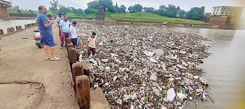 50-tons-of-garbage-piled-on-rajaram-bundar